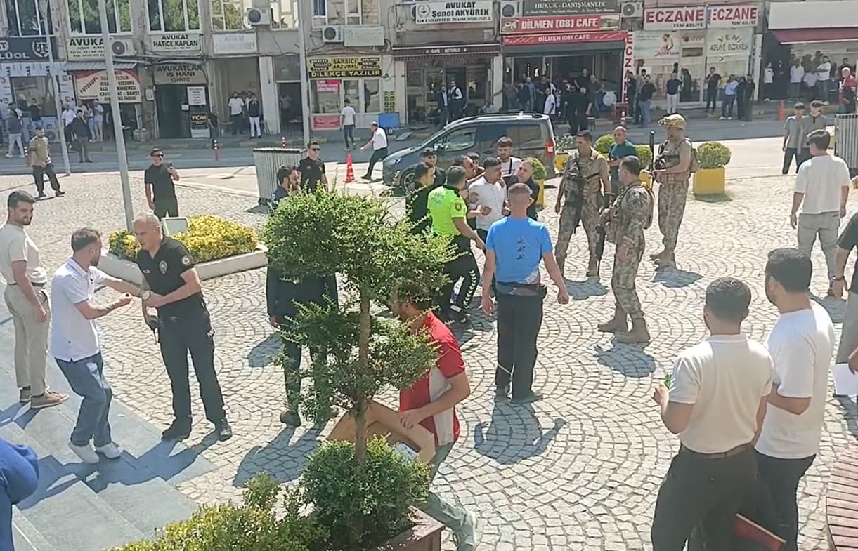 Bursa'da duruşmada çıkan kavga sokağa taştı, biri polis üç kişi yaralandı