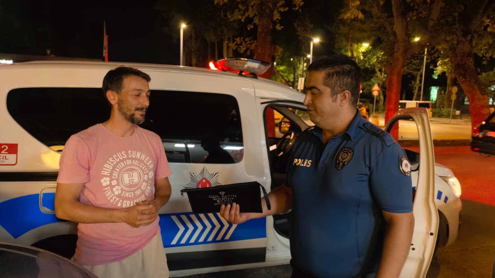 Bursa'da bir kişi park halindeki araçta çanta bulup parayı polise teslim etti