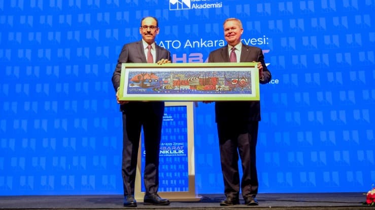 MİT Başkanı Kalın, NATO Genel Sekreter Yardımcısı Bray'e hediye verdi