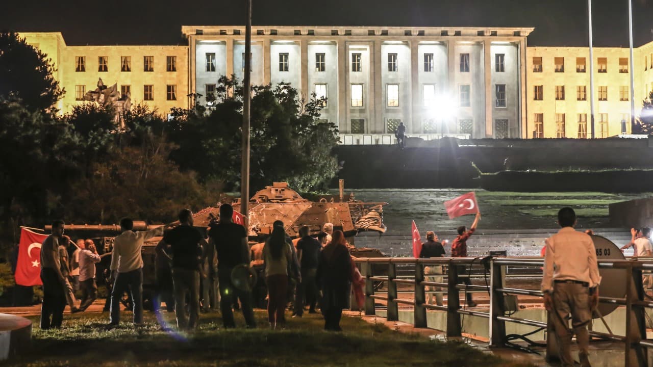 Siyasiler 15 Temmuz darbe girişiminin 10. yılına dair mesajlar paylaştı.