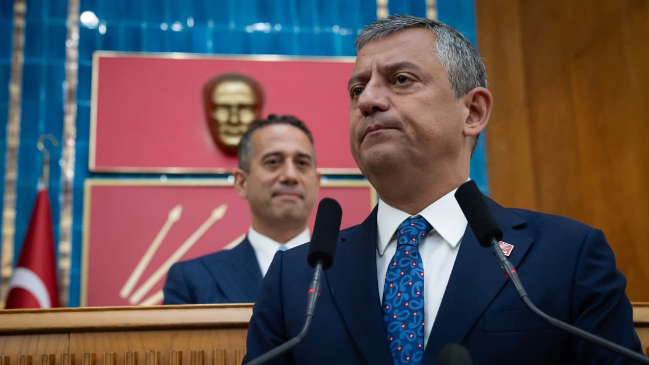 CHP'de tartışmalar sürüyor, Özgür Özel ekibiyle mahkemeye gidiyor