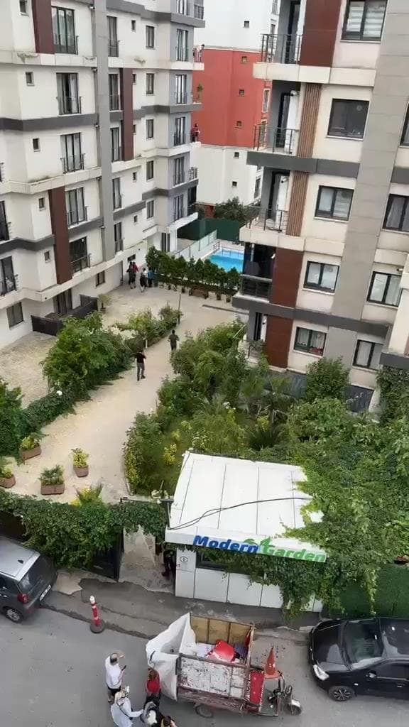 İstanbul'da boşanmış çiftin cesetleri bir sitenin bahçesinde bulundu