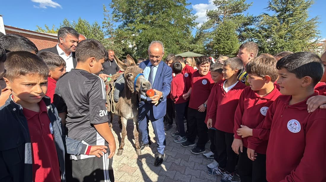 Ersin Bilge, eşekle Türkiye'yi gezerek öğrencilere kitap dağıtıyor
