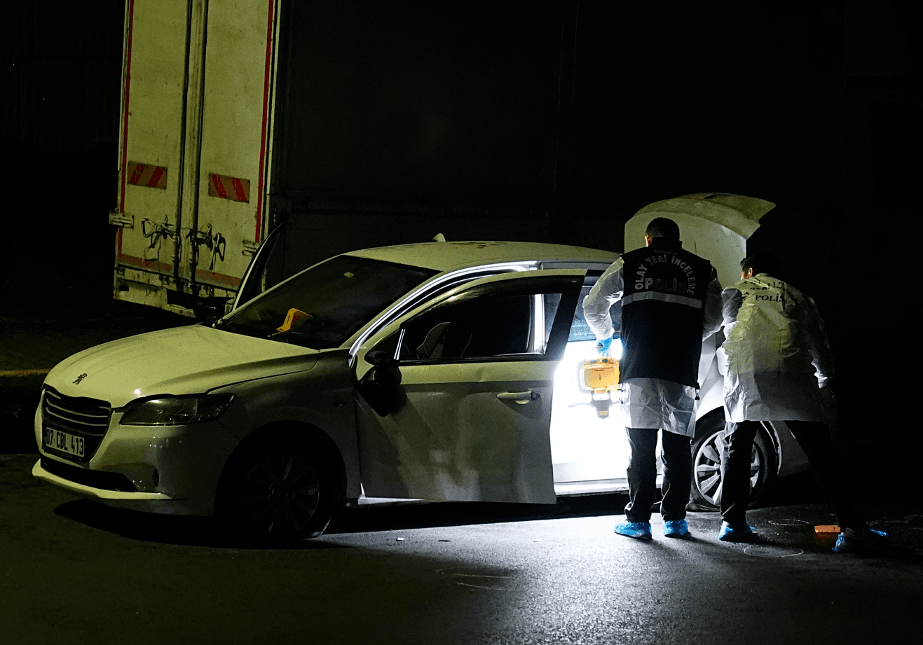 Küçükçekmece'de polis kovalamacası: 2 şüpheli yakalandı, bir polis yaralandı