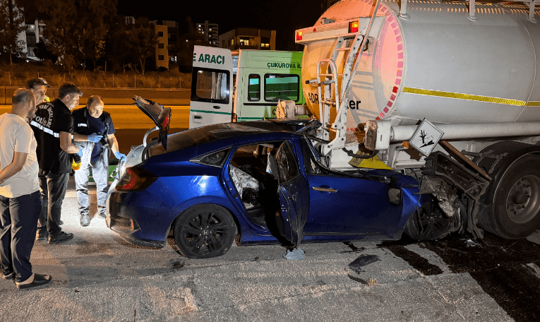Adana'da emniyet şeridinde kaza: Baba hayatını kaybetti, iki çocuk yaralandı