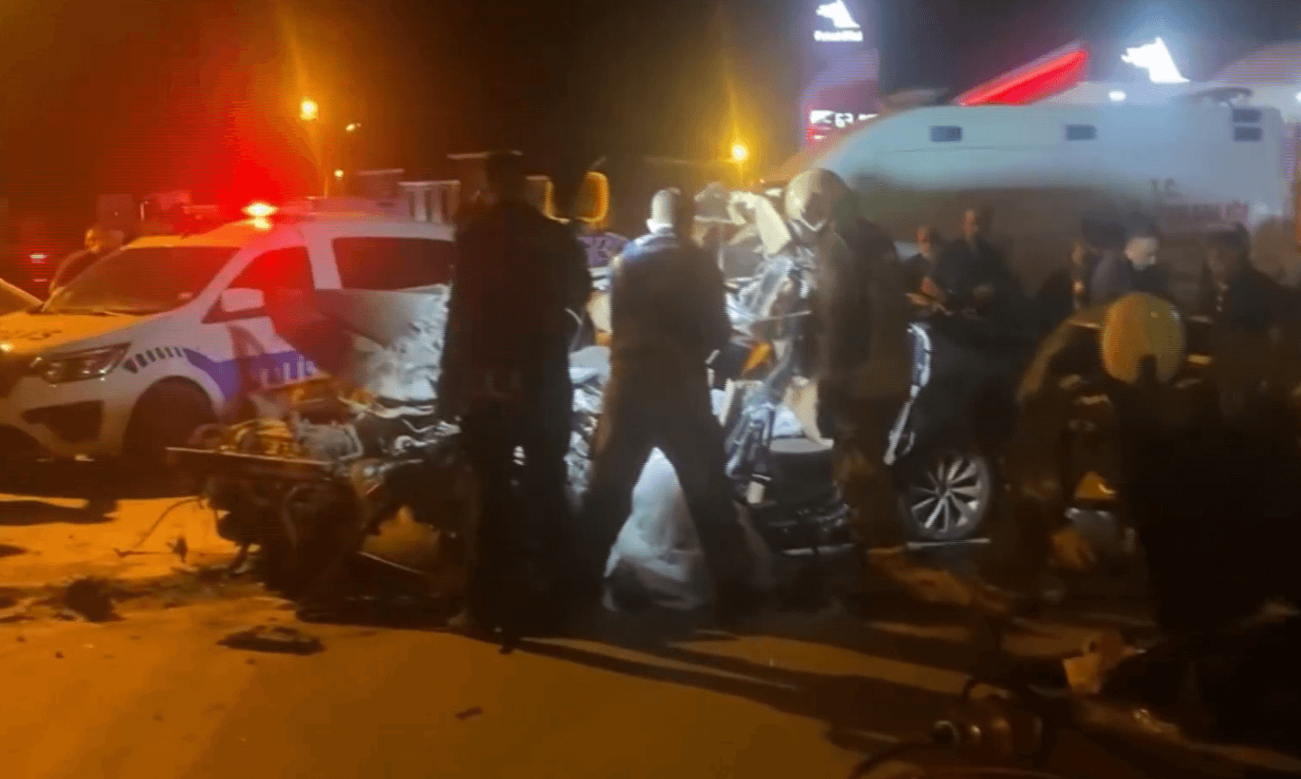 Polatlı'da otomobilin kamyona çarpması sonucu 3 kişi hayatını kaybetti