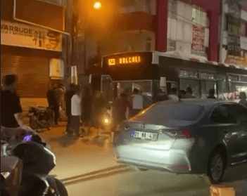 Adana'da 10 kişilik grup otobüs şoförüne saldırdı