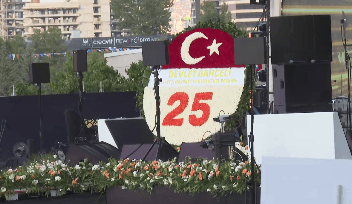 AK Parti 25. kuruluş yıl dönümünü kutladı, Bahçeli çelenk gönderdi.