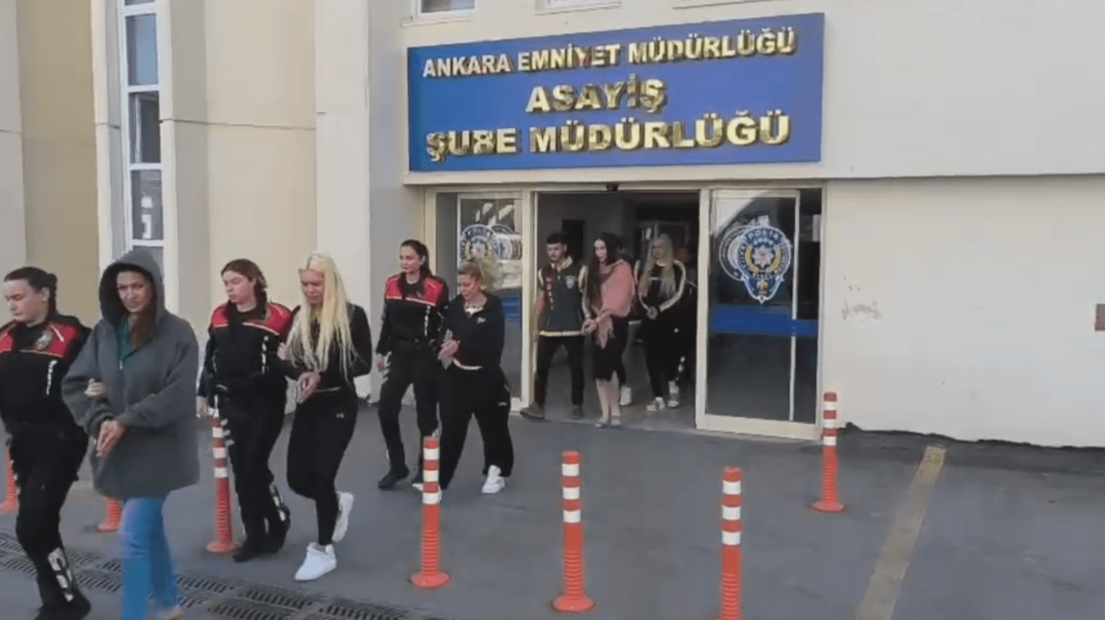Sosyal medyada müstehcen içerik paylaşan 5 kişi gözaltına alındı.