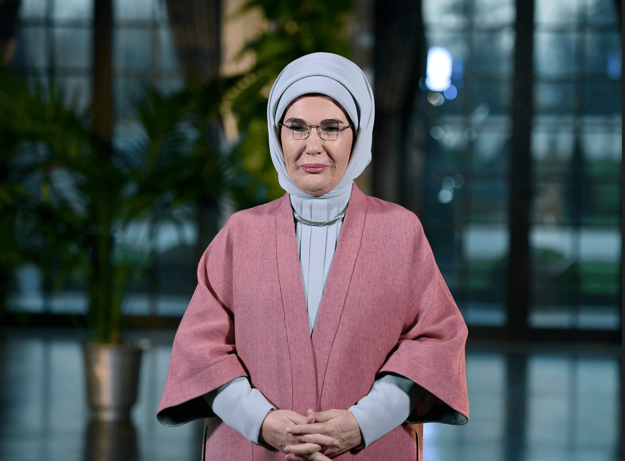 Emine Erdoğan, İzmit Körfezi'ndeki dip çamuru temizliğini değerlendirdi