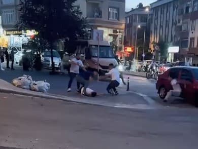 Gaziosmanpaşa'da sokakta kavga: Tekme ve yumruklar havada uçuştu
