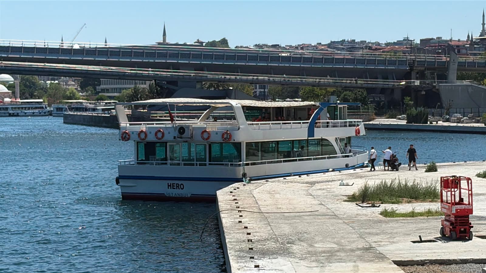 Haliç'te tekneden denize düşen personel için arama çalışması başlatıldı