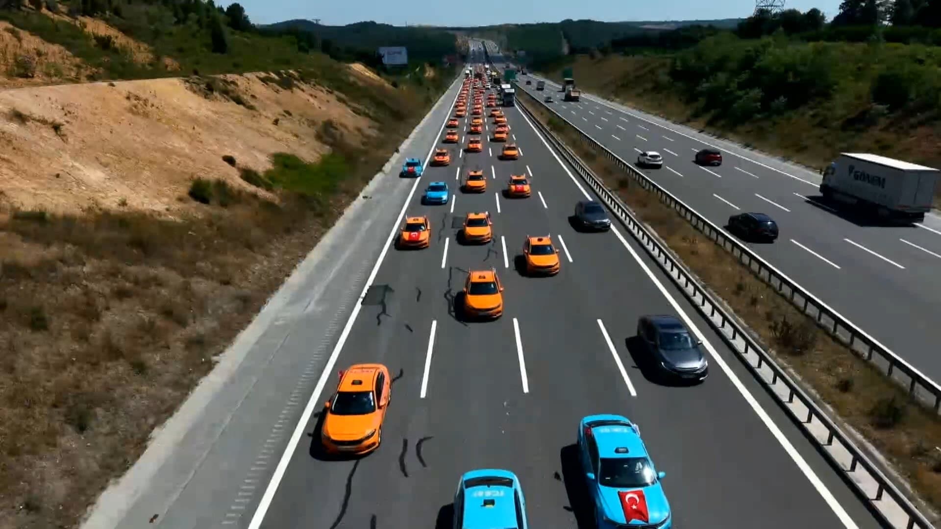 Taksiciler 15 Temmuz için demokrasi konvoyu düzenledi