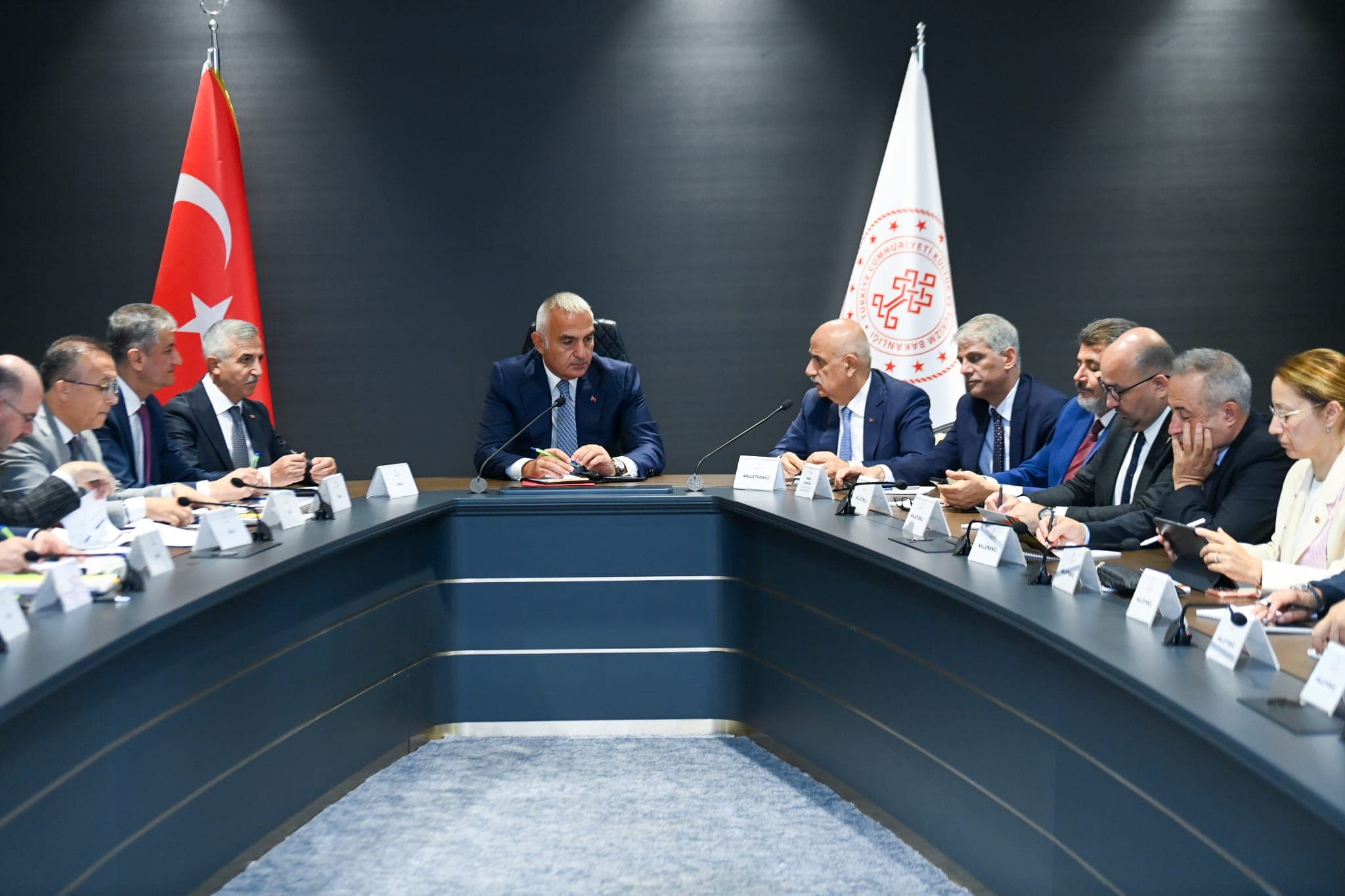 Bakan Ersoy, Kahramanmaraş'ta yerel yöneticilerle bir araya geldi