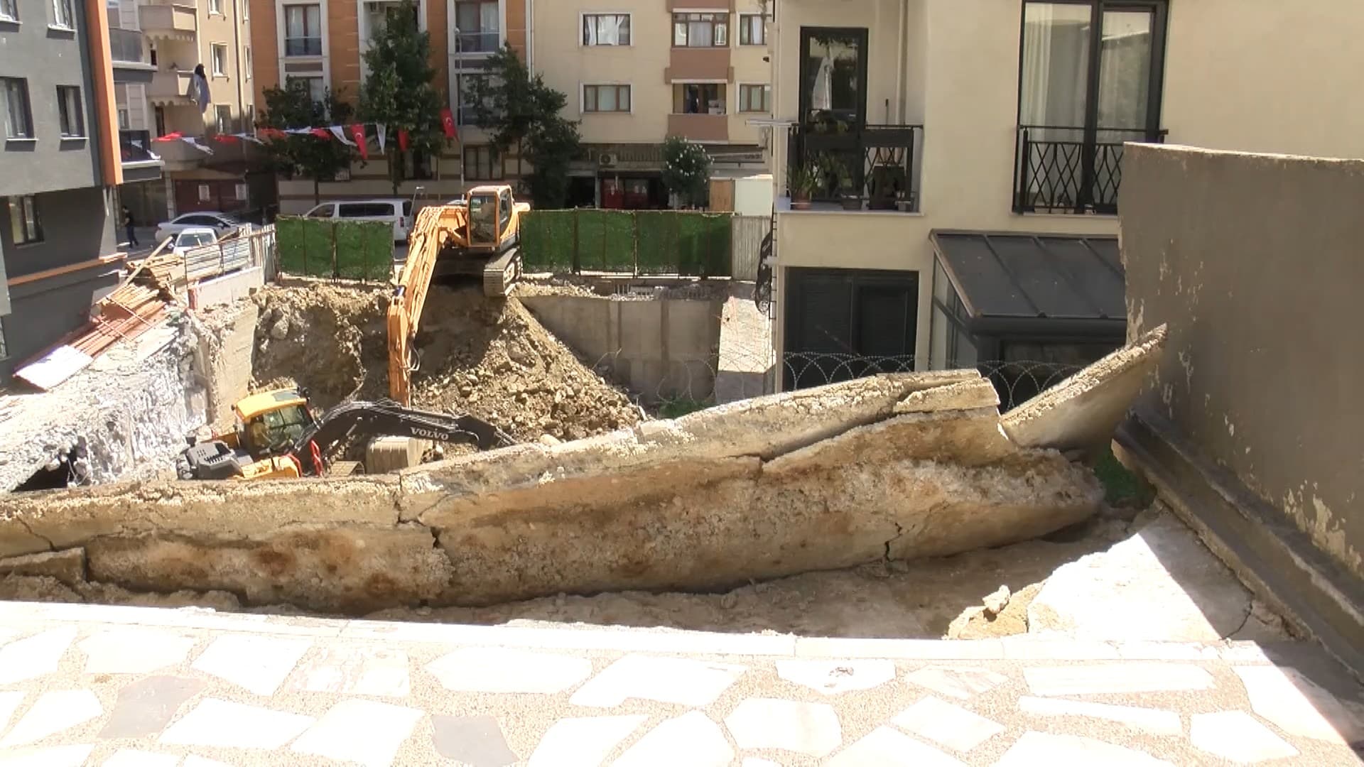 Kağıthane'de inşaat kazası, yan binanın balkonunu yıktı