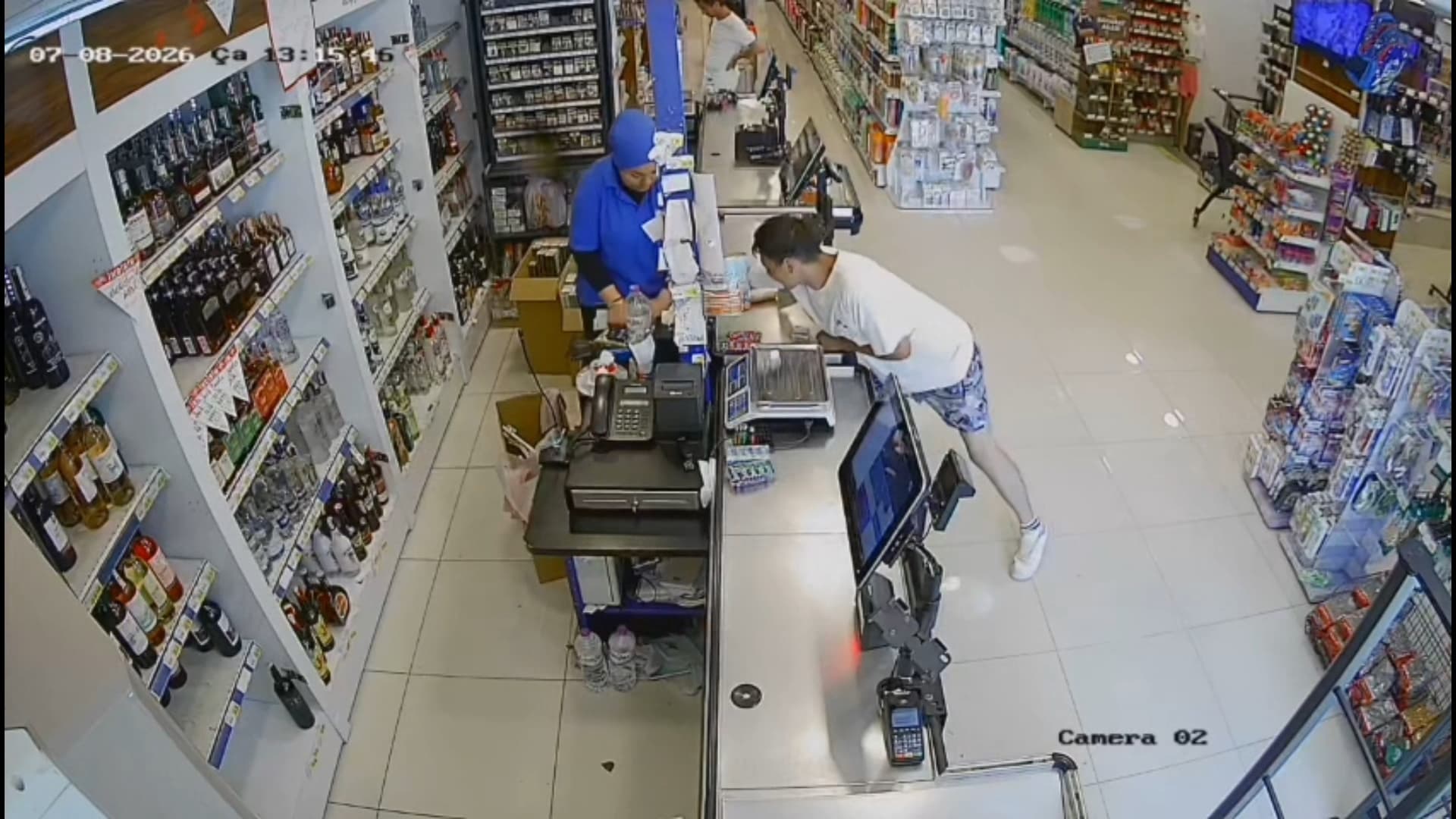 18 yaşındaki genç, Alanya'da market soygunu ve araç gaspı yaptı