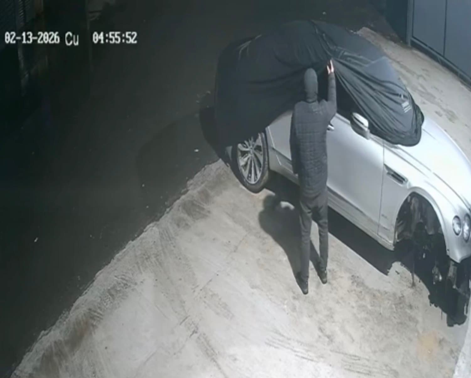 Maslak'ta 40 milyon liralık otomobilin altın amblemi çalındı
