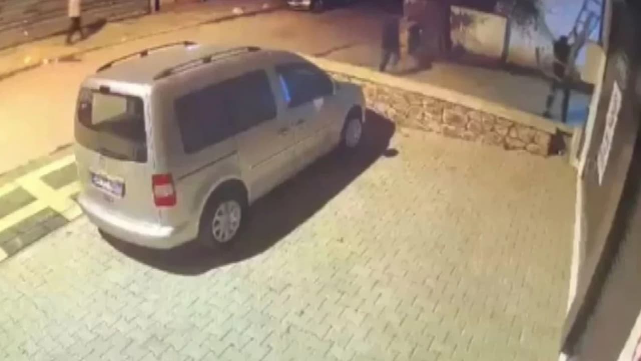 Kadıköy'de soygun dehşeti. Merdivenle girdikleri evdeki iki kadını bağlayıp altınları çaldılar