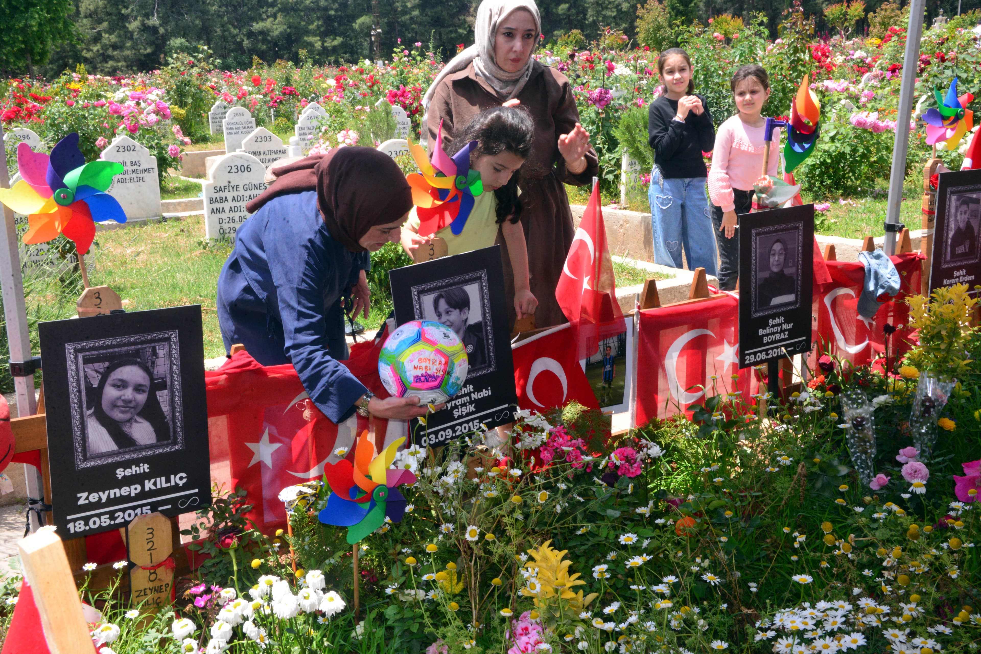 Kahramanmaraş'taki okul saldırısında hayatını kaybedenlerin aileleri mezarlıkta bir araya geldi