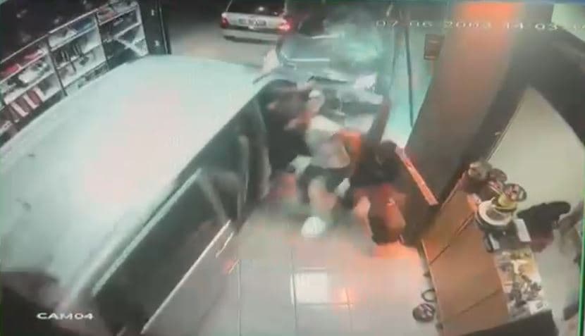 Trabzon'da otomobil oto aksesuar dükkanına çarptı