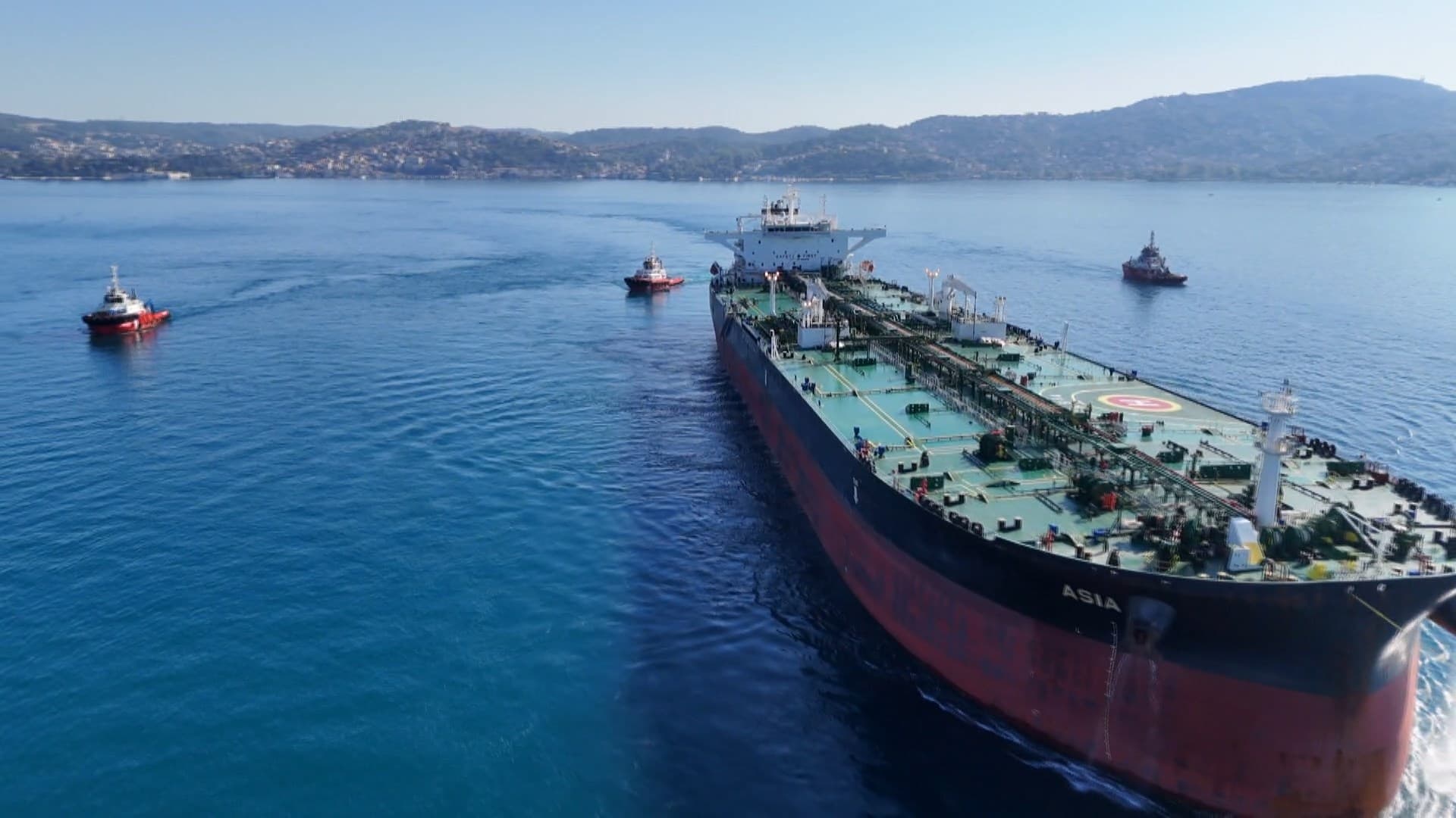 Rusya'da İHA saldırısına uğrayan tanker İstanbul Boğazı'ndan geçiyor
