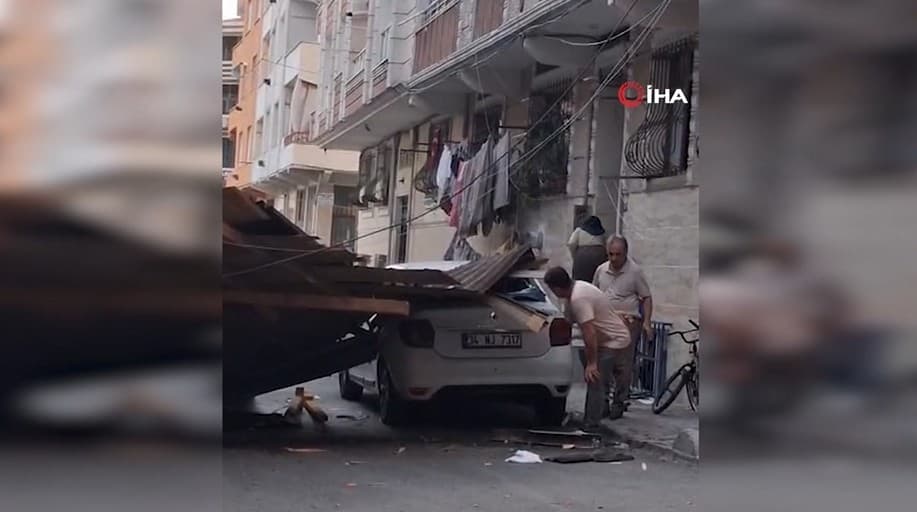 Fırtına nedeniyle çatı sokağa düştü, yaralanma olmadı