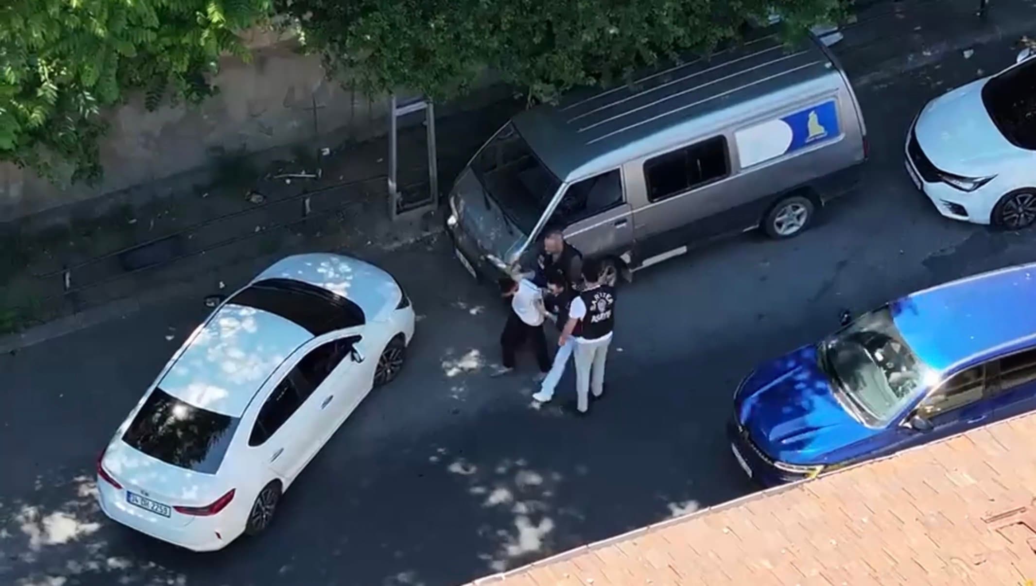 13 yaşındaki çocuk çaldığı minibüsle İstanbul'da tur attı, polis havadan yakaladı