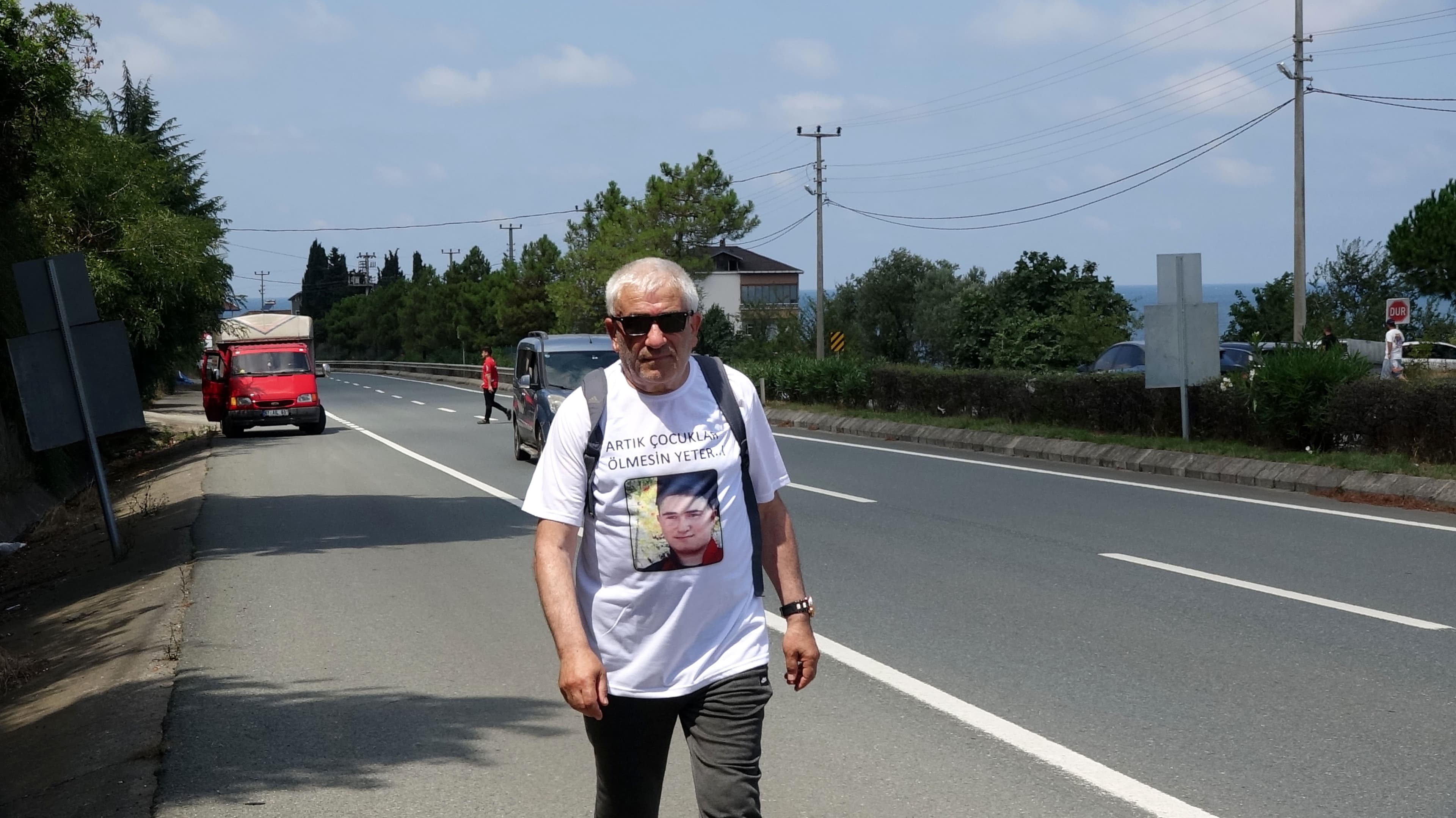 Yürüyen Adam, çocuk ölümlerine dikkat çekmek için Trabzon'dan Ankara'ya yürüyor