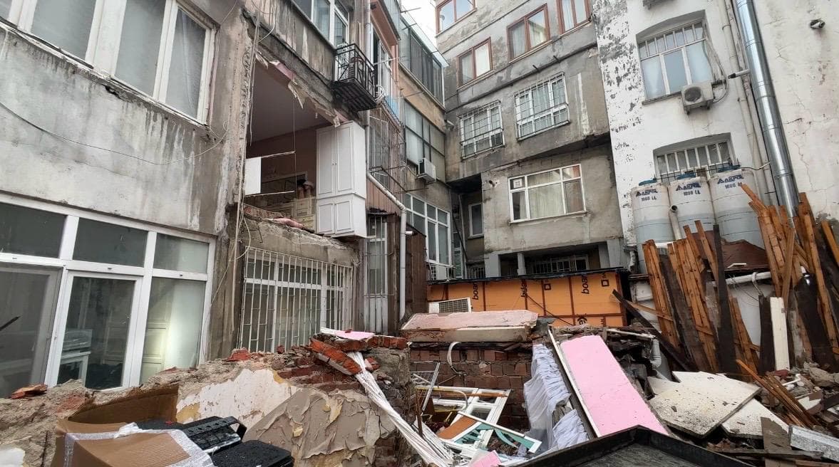 Şişli'de bir binanın duvarı çöktü, mahalleli deprem zannetti