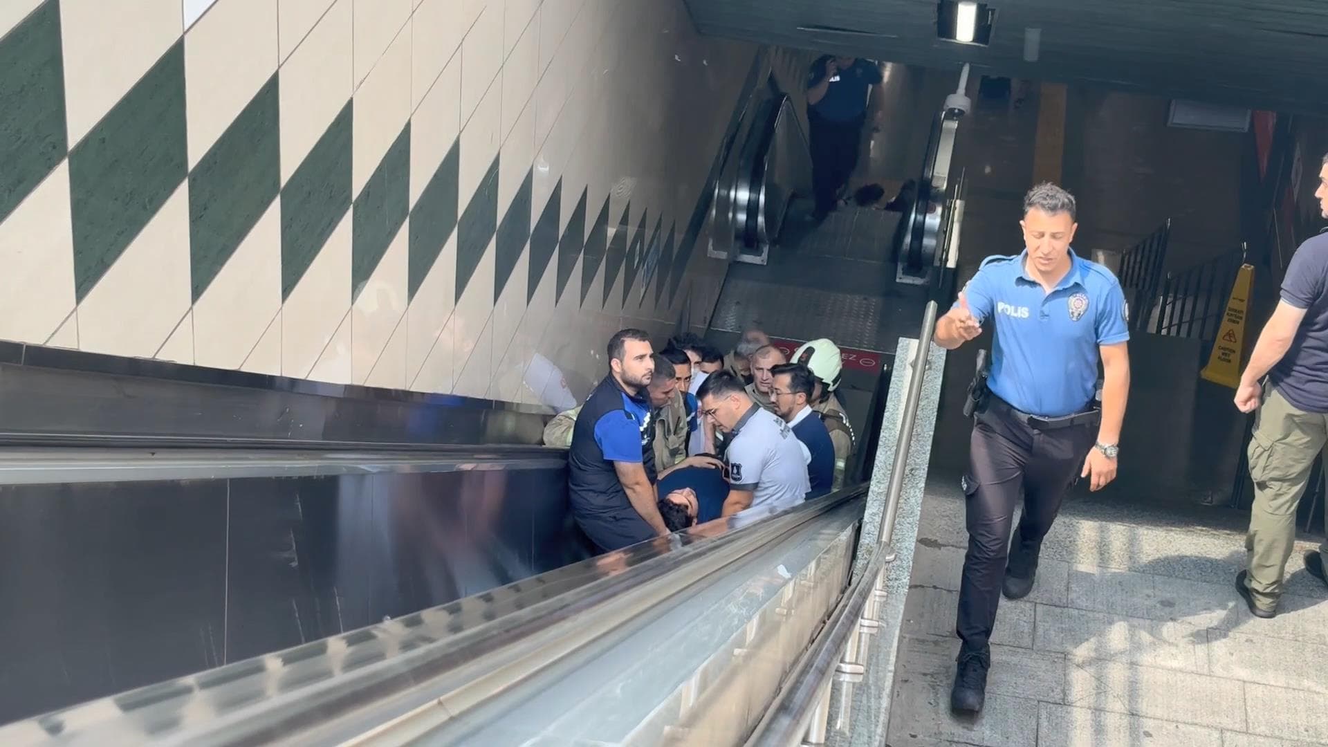 Gayrettepe Metro İstasyonu'nda görme engelli bir kişi raylara düştü