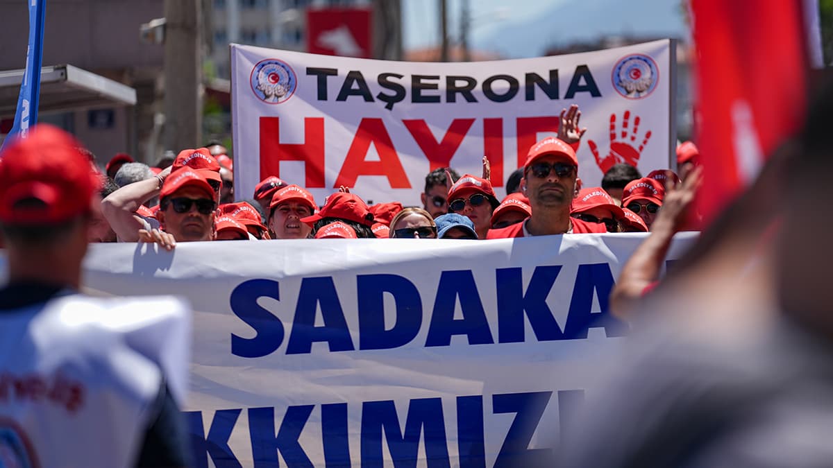 İzmir'de Büyükşehir Belediyesi işçileri iş bıraktı