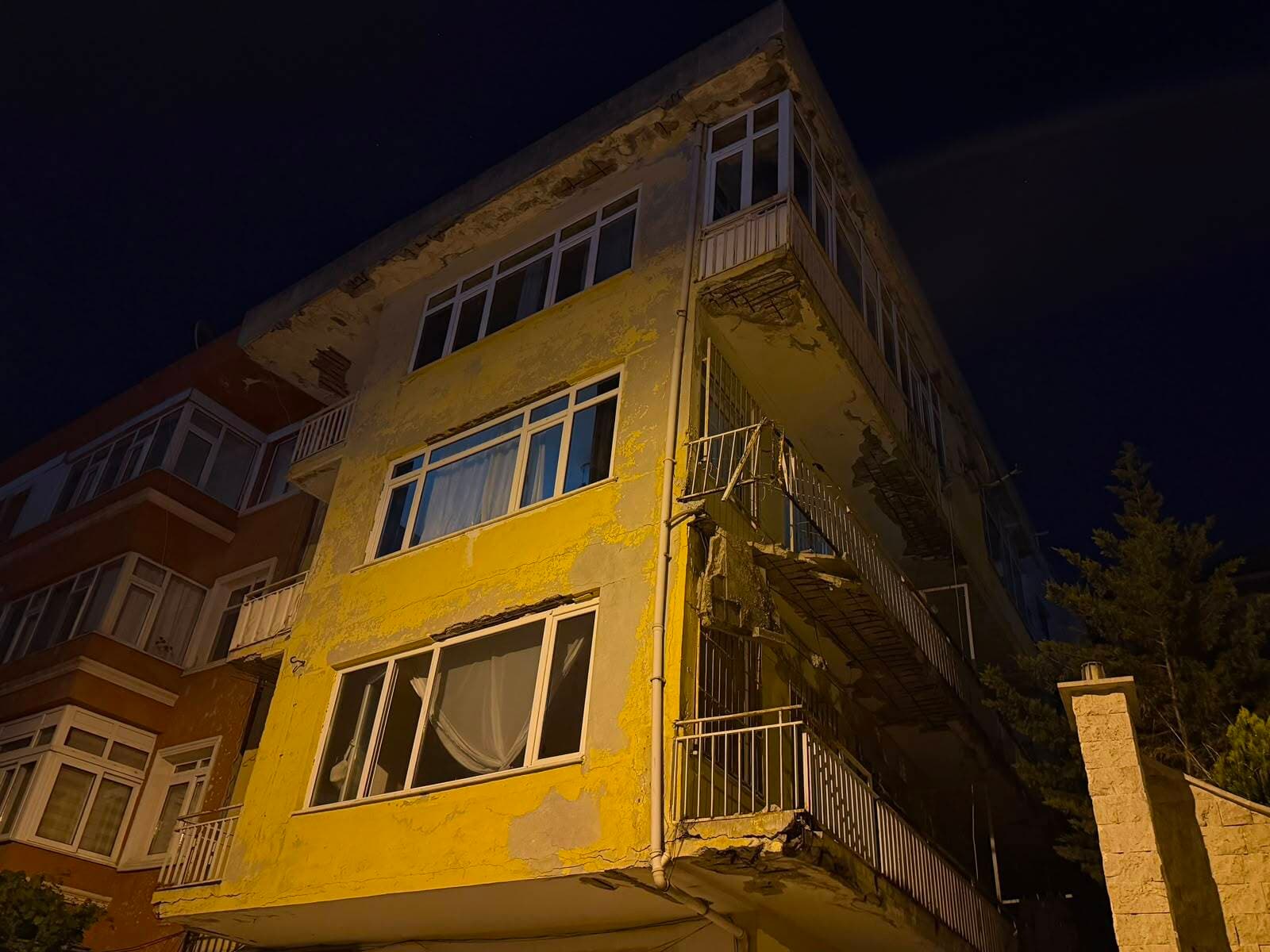 Üsküdar'da bir binanın balkonunun çökmesi sonucu tahliye işlemi yapıldı.