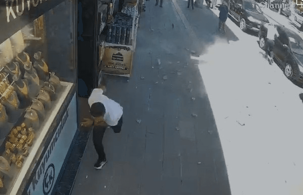 Van'da beton parçaları caddeye düştü, yürüyenler son anda kurtuldu