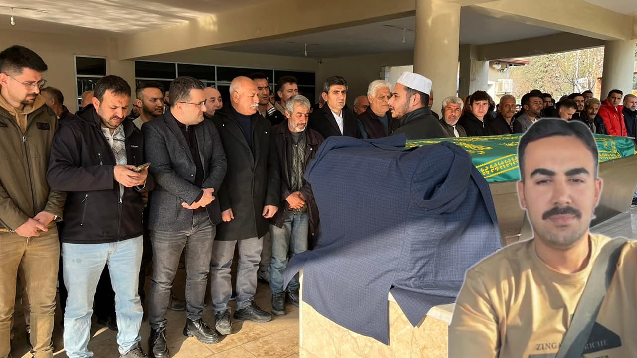 Tabutunun üzerine damatlığı konuldu. "Aynaya baktığımda oğlumun aracı alev almıştı"