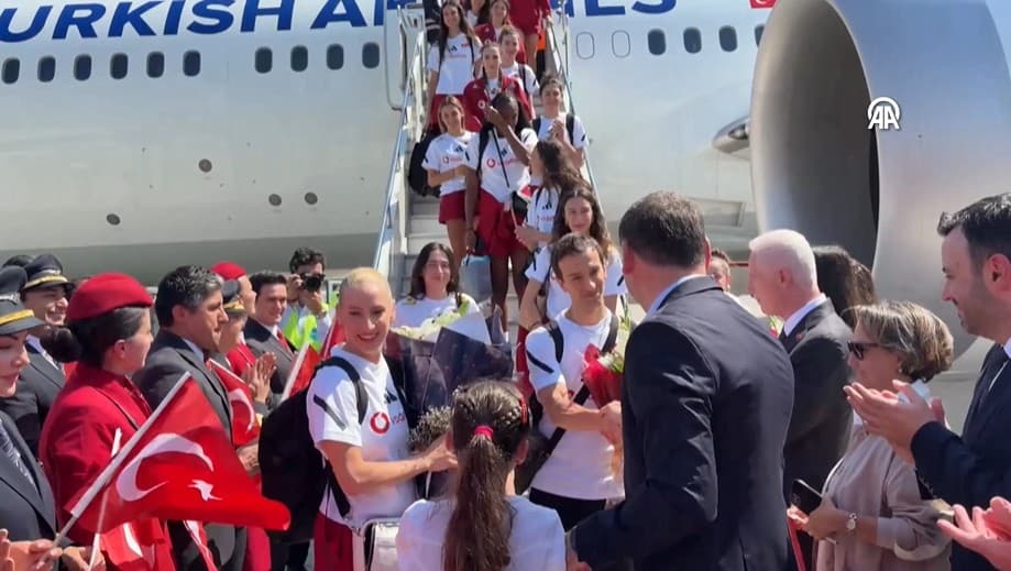A Milli Kadın Voleybol Takımı, İstanbul Havalimanı'nda karşılandı