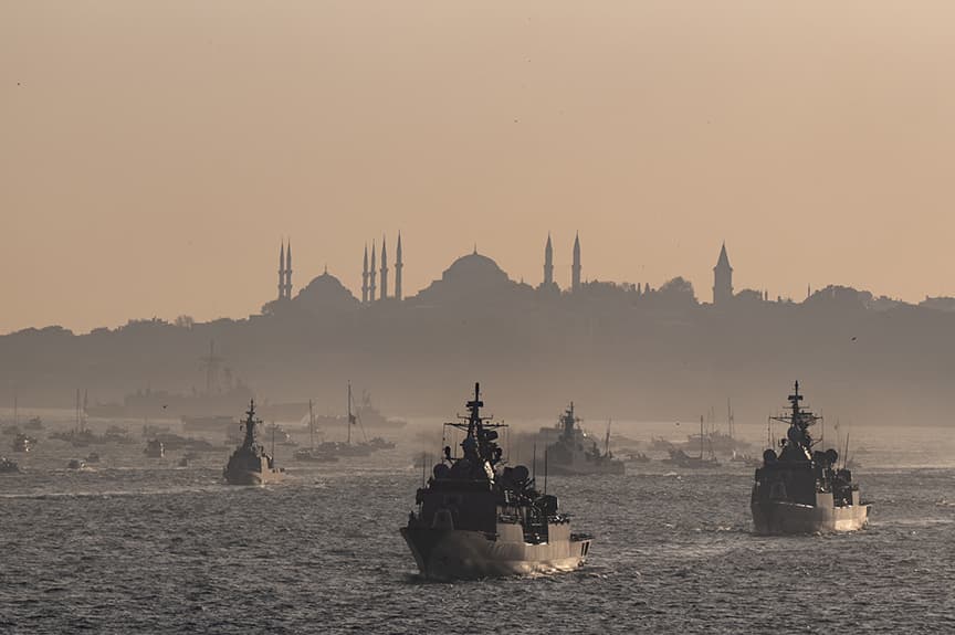 Türk Donanması İzmit Körfezi'nde vatandaşları selamlayacak