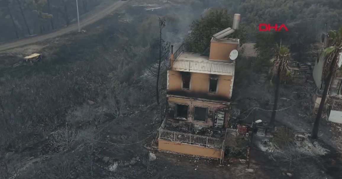 Kumluca'da orman yangını nedeniyle 50 hane tahliye edildi