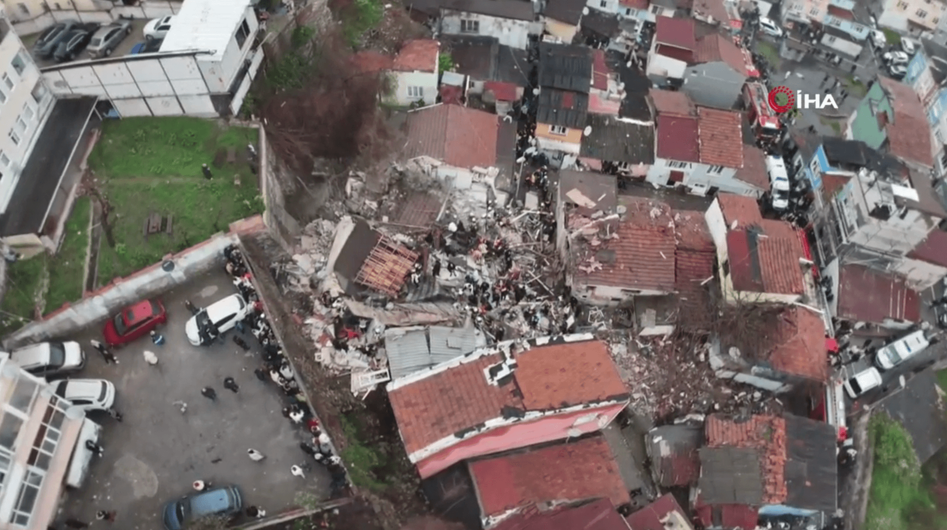 İstanbul Fatih'te iki bina çöktü. Yaralılar var