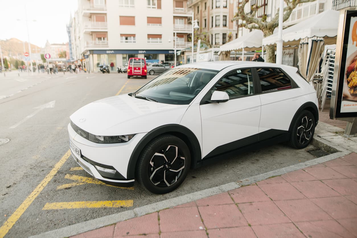 Hyundai ve KIA, 14 elektrikli araç sahibine açık havada park etmelerini önerdi
