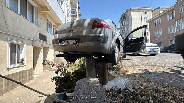 Kontrolden çıkan otomobil apartmanın duvarında asılı kaldı
