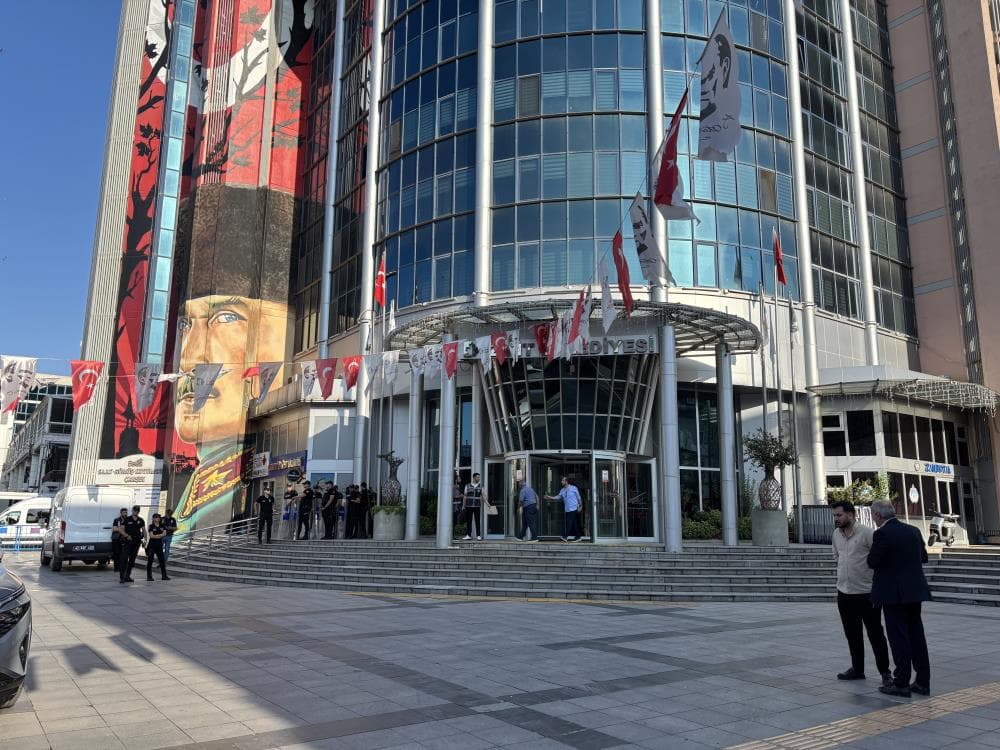 İzmit Belediyesi'ne yönelik operasyon, başkan ve eşi gözaltında