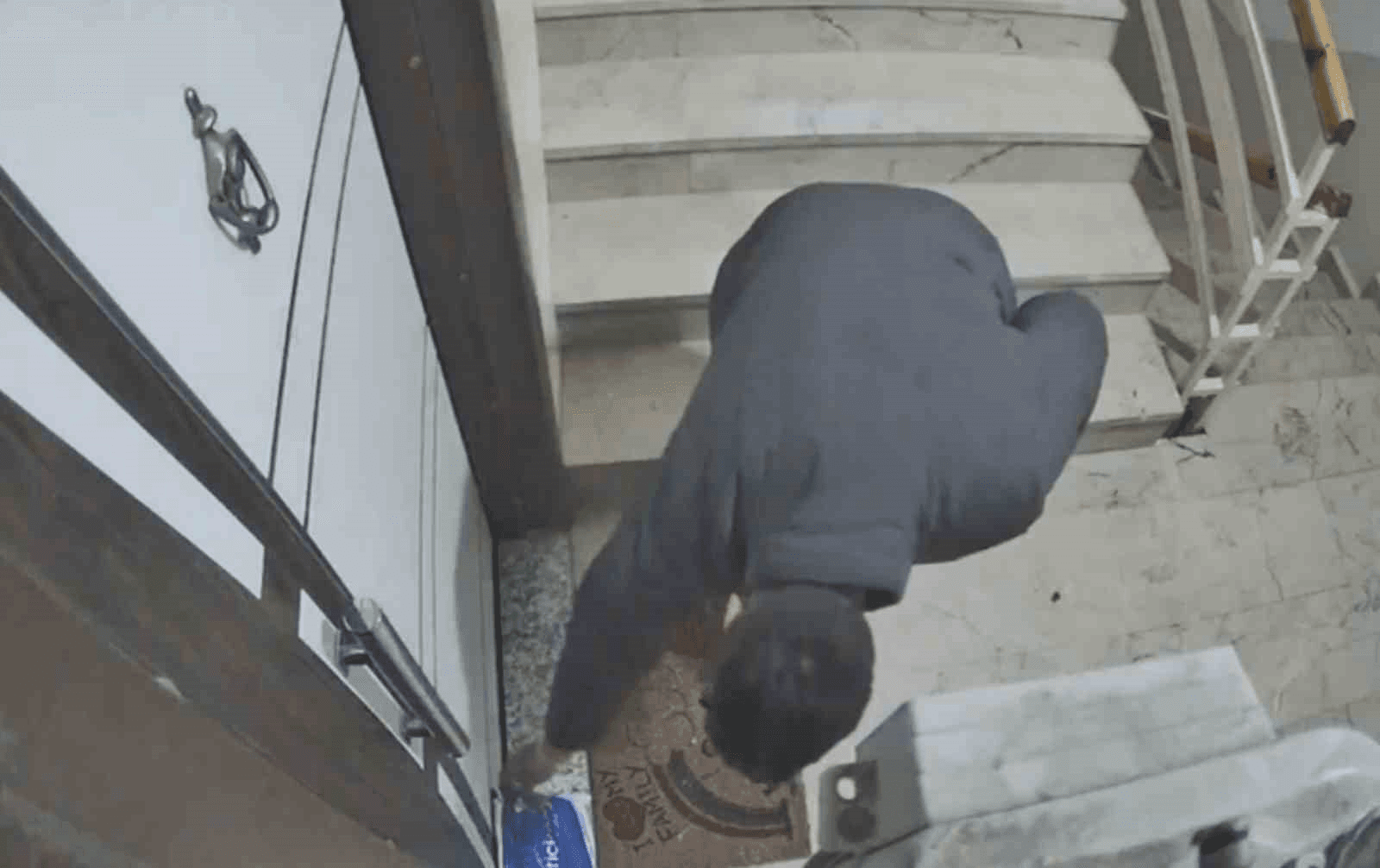 Güvenlik kamerası hırsızlığa engel oldu. Kapı kapı para topladı, gözü kargoda kaldı