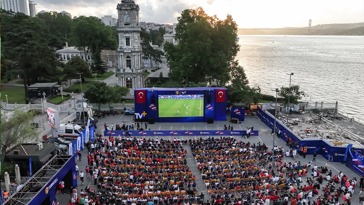 A Milli Futbol Takımı'na destek için meydanlar doldu