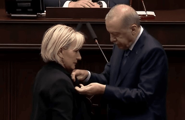Nimet Özdemir CHP'den ayrılarak AK Parti'ye geçti
