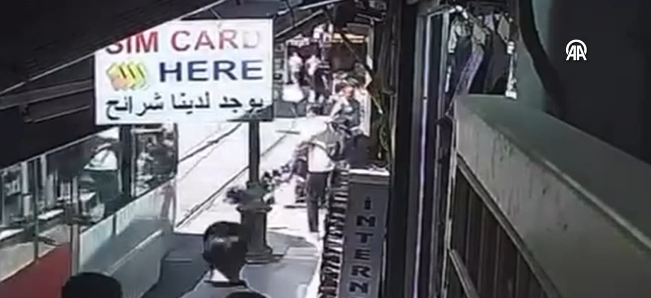 Bebek arabası tramvay yoluna devrildi, kadın çocuğu kurtardı