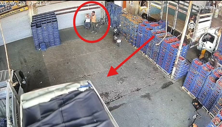 Adana'da sandalyede oturan adama kamyonet çarptı