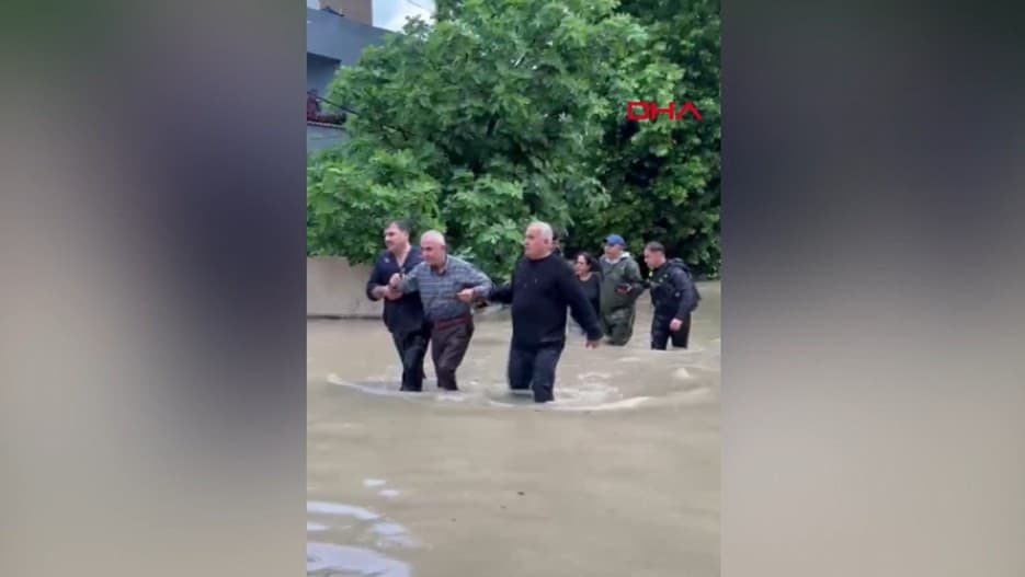 Hatay'da sağanak yağışlar nedeniyle su baskınları ve çökmeler yaşandı