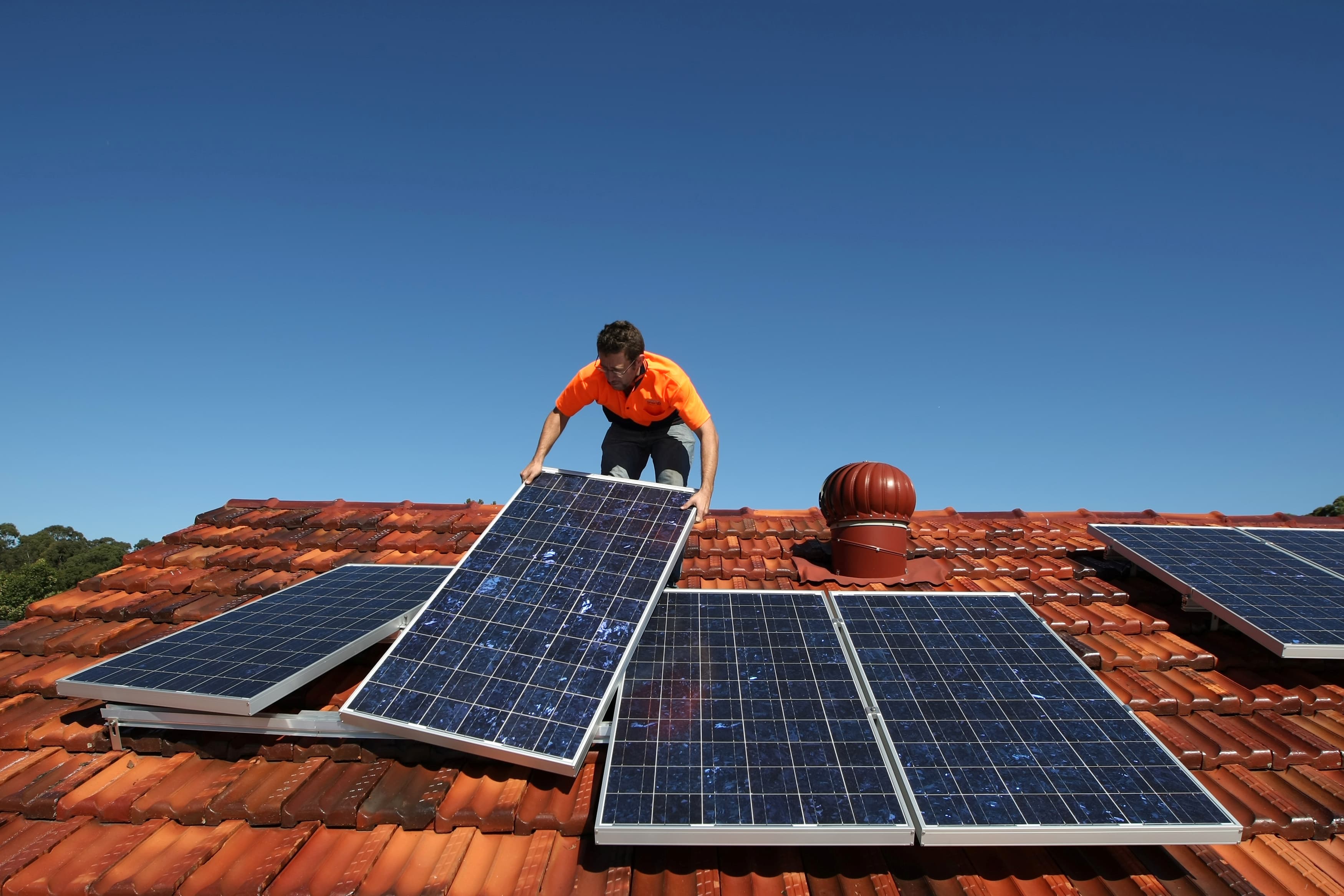 Güneş enerjisi kullananlar, elektrikli araç indirimlerinden daha fazla faydalanıyor