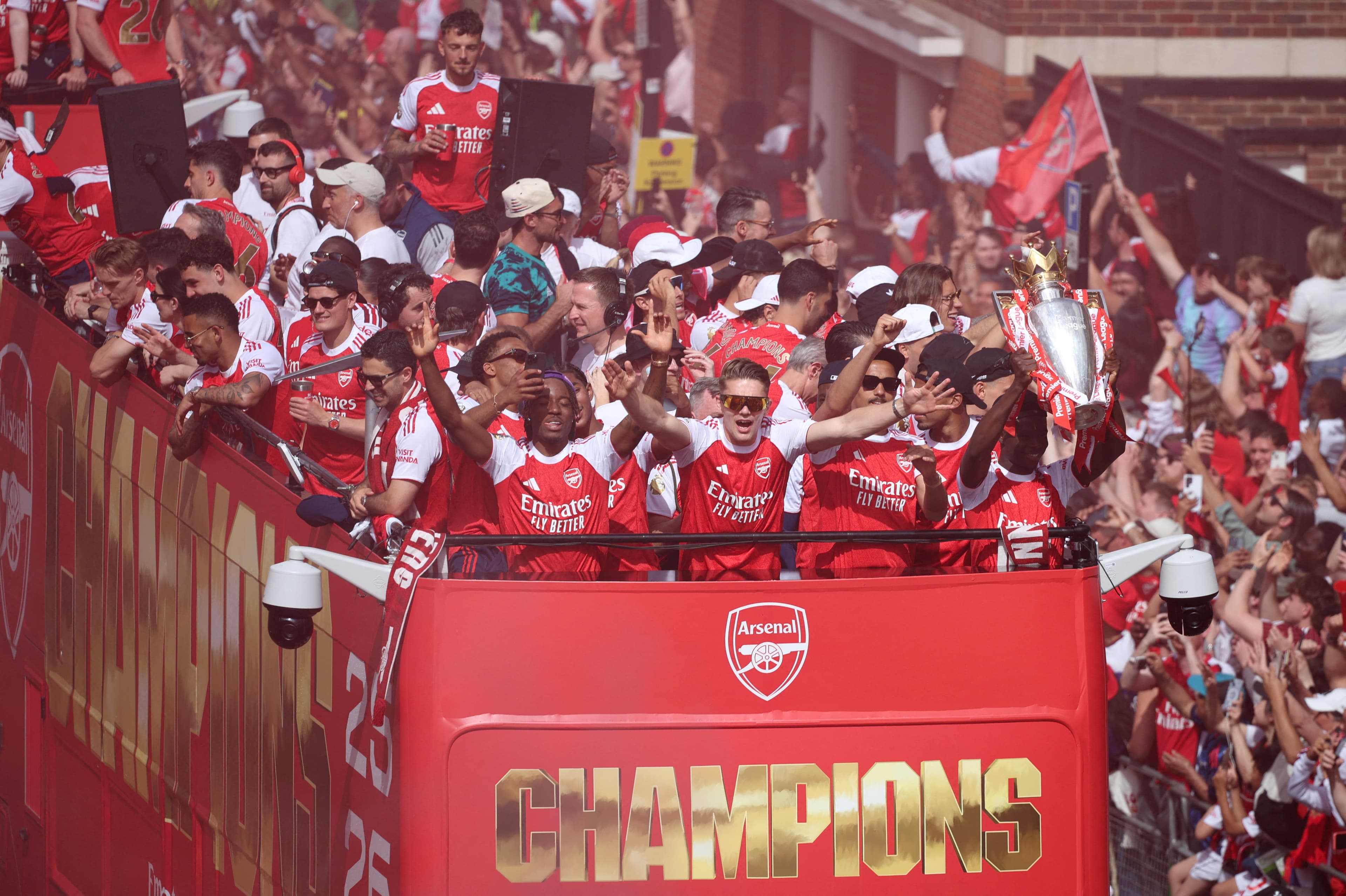 Arsenal, 22 yıl aradan sonra şampiyonluğu taraftarlarıyla kutladı