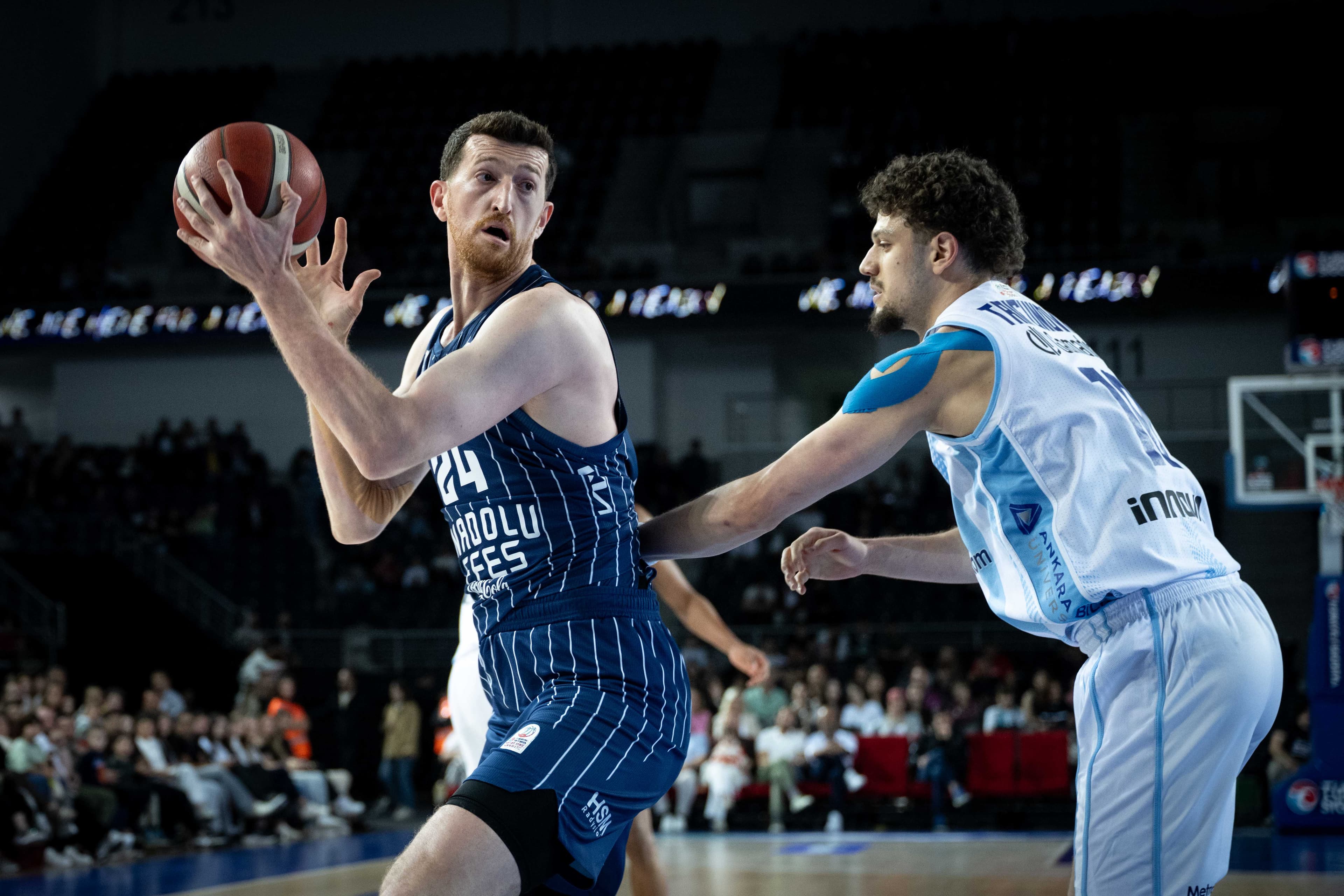 Anadolu Efes, play-offta yarı finale yükseldi